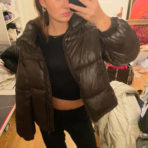 Pufferjacket Weekday - Brun pufferjacket från Weekday i stl S. Först till kvarn! Säljer pga ska flytta🥲🫶 frakt 66 kr o möts upp i gbg ! Använt men fint skick! 