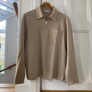 Zip-tröja Weekday - En beige ziptröja från Weekday