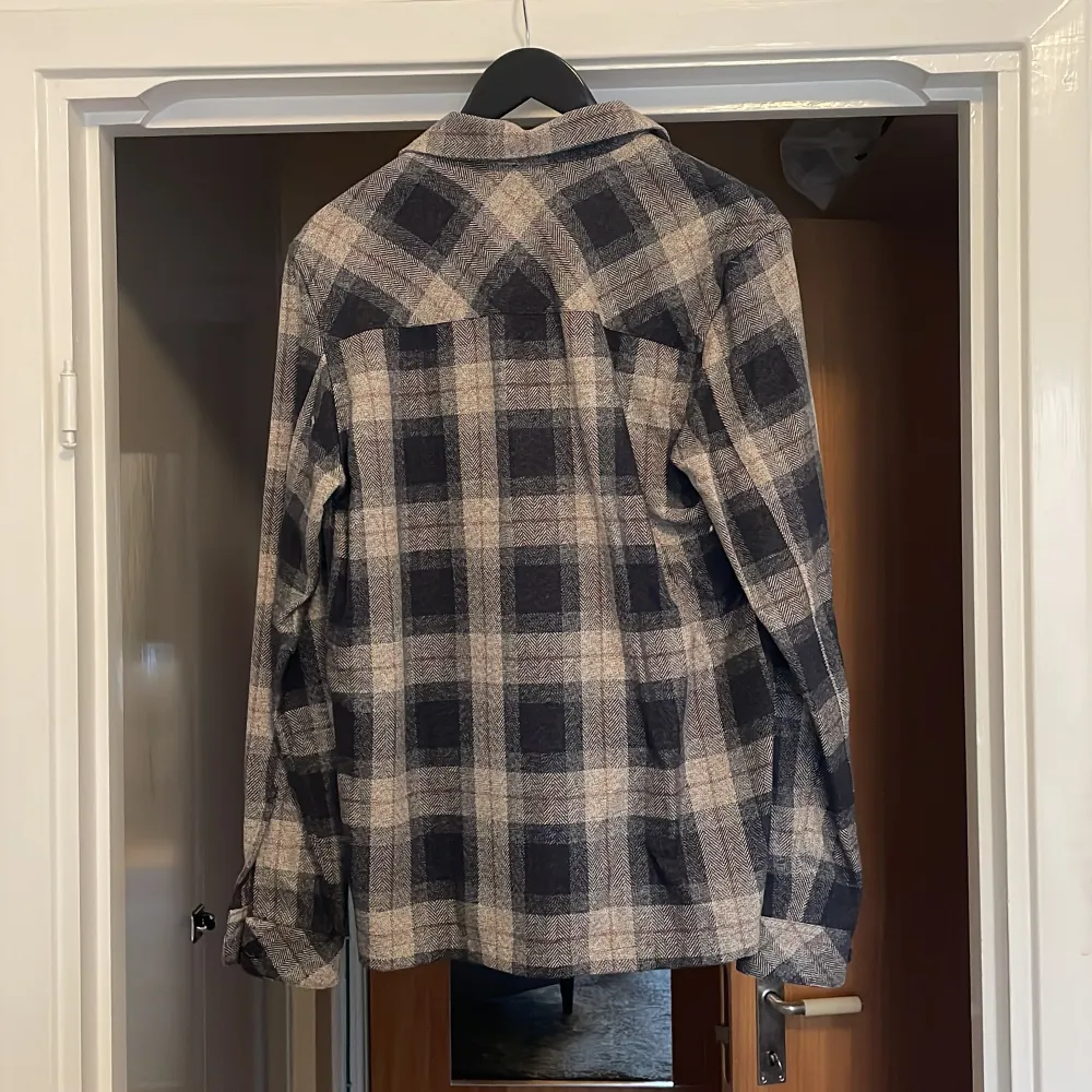 Säljer en grårutig overshirt från Samsoe Samsoe i storlek S. Knappt använd som ny. Nypris är 1299kr. Skjortor.