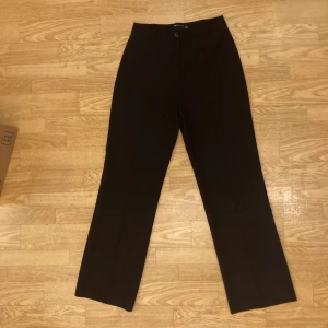 Svart kostymbyxa - Svart kostym byxa svart ifrån asos D E S I G N använda 2 gånger nyskick
