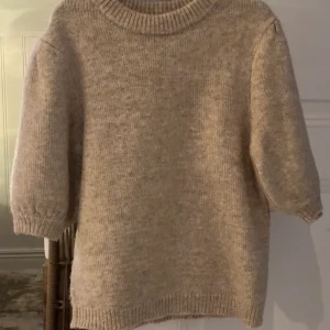 NAKD stickad t-shirt puffärm  - Säljer denna beiga puffärmade t-shirten från NAKD. Är i storlek XXS men är mer som XS skulle jag säga. Köpt i våras, använd fåtal gånger. Ny kostar 380kr så säljer min för 200+frakt. Tryck ej på köp nu, skicka meddelande istället. Kan även ge fler bilder❣️