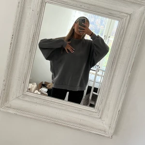 Grå tröja - Tröjan är från Nelly. 66kr i frakt som köparen står för💕