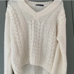 Kabel stickad brandy Melville tröja - Jätte fin kabelskornas tröja som jag köpte här på Plick, men den var inte så fin på mig så säljer den🙈 Den är använd 1 gång av personen innan och 0 ggr av mig men i jätte bra skick! Skriv för mer bilder osv❣️❣️