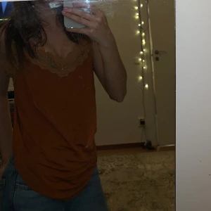 Brunt linne  - Ett brunt linne som har vart använd Max gånger