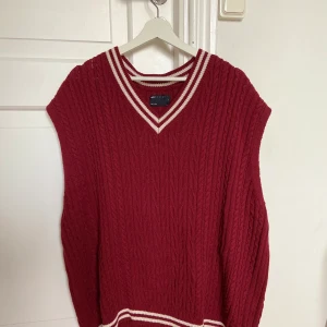 Röd Väst Asos design - Trendig röd väst i Oversize fit.   Märke: ASOS Design Storlek: Medium Passform: Mycket avslappnad Skick: Mycket fint begagnat  Jag ansvarar ej för postnords borttappade försändelser.  Kolla gärna in mina övriga annons