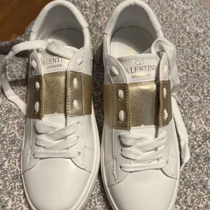 Valentino liknande skor - Valentino liknande skor, finns i alla färger. För mer info SKRIV PÅ INSTAGRAM ginaassiaa då plick tar bort 