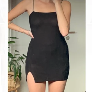 Svart miniklänning - Svart miniklänning. Aldrig använd med lappen kvar. Ganska kort på mig som är 168cm. Strl M men är mer som en S. 🌹