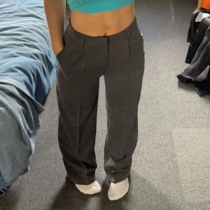 grå kostymbyxor - petite gråa raka kostymbyxor i storlek xs, sitter såhär på mig som är 155 cm lång, väldigt fint skick!