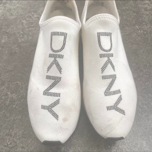 Äkta DKNY skor  - Inget kvitto kvar då den köptes i Tyskland, men den är äkta. 