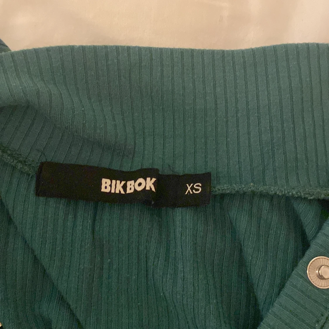 Mörk grön tröja från Bikbok - 91