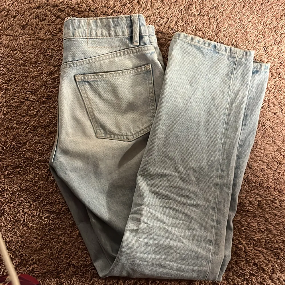Ljusblå Zara mid rise jeans som är så fina men som tyvärr blivit för små. Inga defekter eller likadane, som nya!. Jeans & Byxor.
