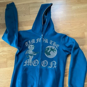 Aim for the moon zip up - Hej. Säljer min aim for the moon zip up i storlek S. Den är använd 2 gånger och är helt som ny. Alla rhinestones är kvar den köptes för ca 2 veckor sedan. Pris kan diskuteras vid snabb affär. Hör av dig om du har några funderingar;)