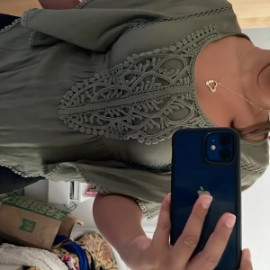 Olivgrön vintage topp - Olivgrön blus med vackra detaljer. Kan knytas hur tight man vill på ryggen💚