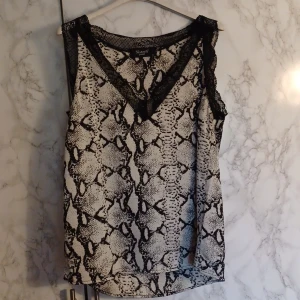 Linne - Orm mönstrad spetslinne