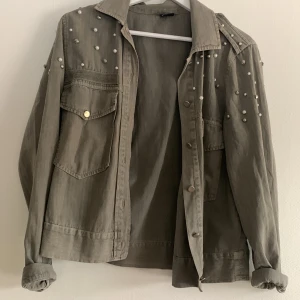 Grön vårjacka  - Vår jacka från ginatricot med nitar och pärlor. Storlek 38 men passar även som 36. Skriv för fler bilder