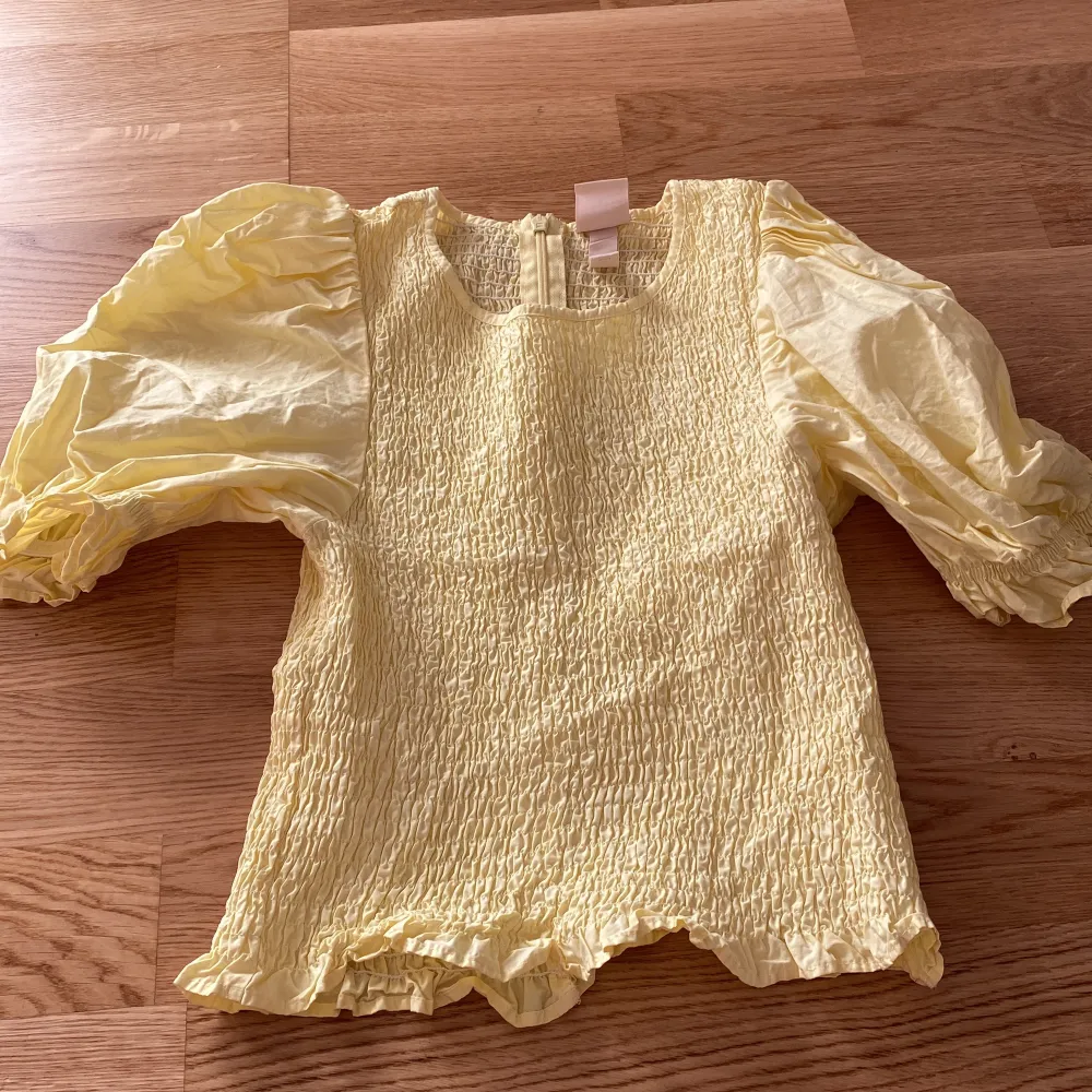 Gul puffarna tröja 💗 köpt från H&m 💗 säljer pga rensar garderoben 💗💗. T-shirts.