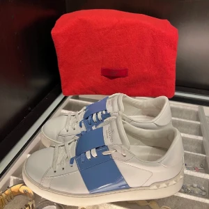 Intressekoll valentino skor - mina fina valentino skor köpta här på plick av en tjej för nån månad sen bara använda en gång!🫶