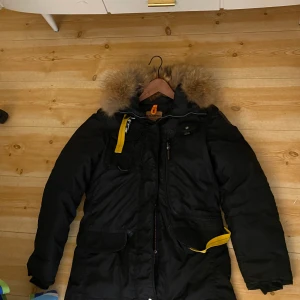 Parajumper jacka - säljer nu min pj jacka eftersom tycker inte det passar min stil längre. Avänt bara 1 vinter  . st S men passar även M, den har flera fickor och är i bra skick bara lite problem ibland med dragkedjan. Den håller en väldigt varm och har flera olika fickor