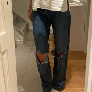 Mörkblåa jeans med hål på båda knäna, Lågmidjade och relativt långa på mig som är 1,69. ❤️‍🔥❤️‍🔥