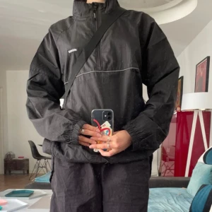 Vindjacka  - Helt oanvänd vindjacka som har supersnygg passform. Strl: xs men är oversized i storleken! Första bilden är lånad men sitter exakt så på! Skriv för fler bilder🥰  Nypris: 1099kr Säljer för: 450kr