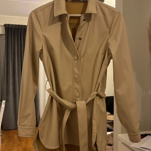 Jacka i läderimitation  - Tunn jacka i mjuk läderimitation, nyskick.  