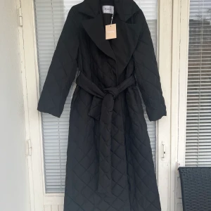 Stylein Jacka Hedemora  - Aldrig använd jacka från Stylein säljes. Prislappen hänger fortfarande kvar och säljes endast då den inte passar mig.   Strl: S, normal i storleken.   Modellen säljes fortfarande i butik, och passar perfekt nu till hösten! Nypris: 4999kr