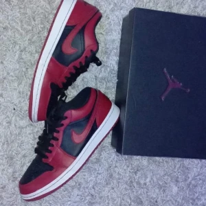 Jordan 1 gym red black  - Säljer dessa jordan 1 gym red black lows då dom blivit försmå, fint skick med mycket liv kvar, Strlk 42