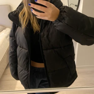 Puffer jacket  - Säljer denna skitsnygga jackan från hm, den är använd några gånger men är i väldigt bra skick. Hör av er vid frågor eller fler bilder 🥰❤️‍🔥 frakten tillkommer 
