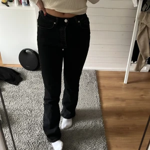 Jeans  - Svarta Midrise jeans från bikbok💕bra skick, ny pris 600