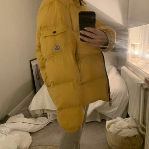 Moncler jacka strl L - Säljer denna vintage moncler jackan som är perfekt till vintern! Strl L men jättenajs oversize på mig som brukar ha s! Har inget äkthetsbevis då den är köpt vintage men kan garantera äkthet!