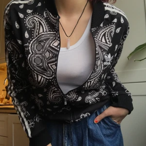 Adidas kofta/jacka - En svart vit (äkta) adidas kofta i paisleymönster. Tidigare köpt på adidas store. Varm och bekväm, samt i toppskick! 