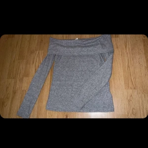 Finare tröja - Rensar min garderob på kläder som aldrig används. Finare tröja med öppna axlar. Aldrig använd, storlek S.  Köparen står för frakt!