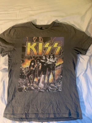 T-shirt kiss  - Snygg cool t-shirt utan defekter. Köpt här på Plick men typ aldrig använt. Pris kan diskuteras!! 💕