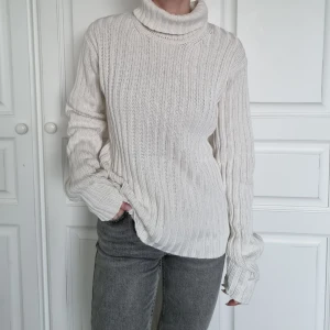 Stickad tröja - Vintage stickad tröja med polo. Att tänka på är att materialet inte är direkt strechigt.  Modellen på bild är 167 cm.