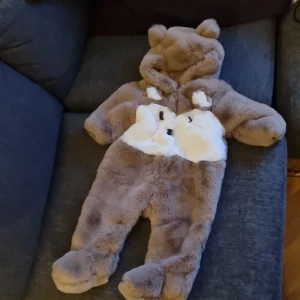 Teddy overall oanvönd, fusk päls str 68 - Teddy overall i fuskpäls storlek 68 aldrig använd.