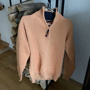 Stickad tröja med dragkedja - Stickad kofta från park lane💖mysig året om och har en otroligt fin färg💖 är i strl M och sitter därför lite oversized på mig som vanligtvis har S💖