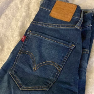 Levi’s: Mile high super skinny - Modell: Mile high super skinny: Levi’s. Storlek: 26/30 (midja/längd) Skick: väldigt bra skick. Nypris: 1099kr. Pris kan diskuteras vid snabb affär!❤️