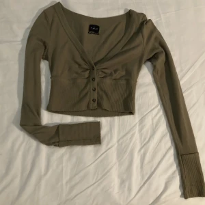 Grön Urban Tröja - Säljer denna jättemysiga och mjuka Urban Outfitters Out from under topp. Den är XS men passar mig som har S.
