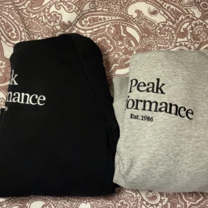 Peak performance hoodie - Säljer 2 peak hoddies i storlek S ( dam )  1 säljes för 600kr, köper man båda finns paketpris på 1000kr ( prioriterar den som vill ha båda ) 
