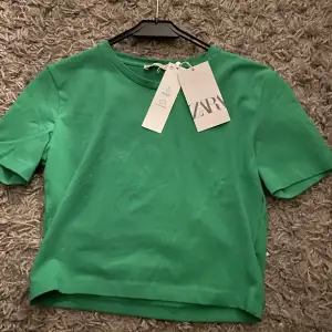 Säljer min gröna T-shirt från Zara, aldrig använd bara provat 2 gånger🫶🏼🫶🏼💚💚
