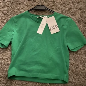 Säljer  - Säljer min gröna T-shirt från Zara, aldrig använd bara provat 2 gånger🫶🏼🫶🏼💚💚