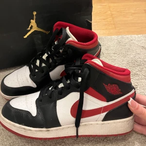 Jordan 1 mid - Säljer mina jordans då jag ej använder dem längre. Pris kan diskuteras!