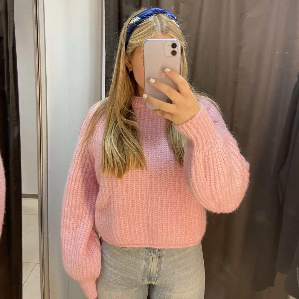 Säljer denna rosa stickad tröja från Zara! Säljer då jag inte använder den längre💗 tröjan är i fint skick och inte använd speciellt många gånger💗💗priset går att diskutera . Stickat.