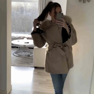 Kappa -  mysig vinterkappa i ull jag köpt från en privat tjej som säljer kappor på instagram. Den är få gånger använd då den är för stor för mig. Pälsen går att ta av! 🍁 köpte för 1100 kr och säljer för 800 kr frakten inräknad!