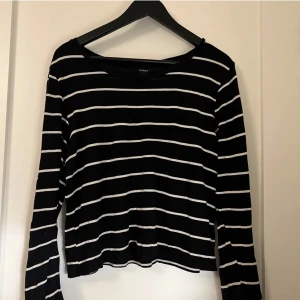 Randig tröja  - Långärmad tröja. Använd en gång så i toppen skick❣️❣️