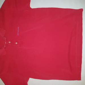 En röd Henri Lloyd pike tröja