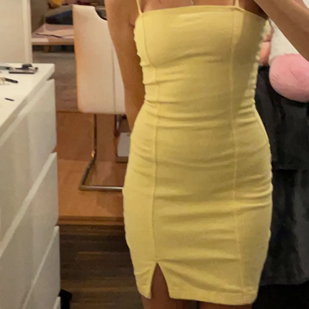 Säljer denna gula klänning eftersom den aldrig kommit till någon användning alls :/ Aldrig använd, endast testad. Storlek 32 men passag även mig som brukar ha 34/36 :) 💕. Klänningar.
