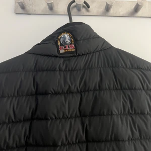 Parajumper Perfect - Parajumper väst i väldigt bra skick använt endast fåtal gånger, liten i storlek