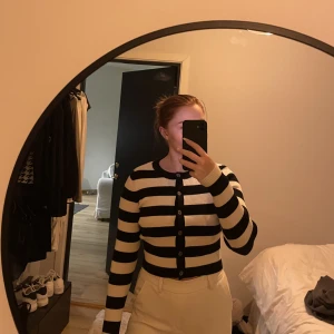 Clean tröja st M - Väldigt mjuk i materialet och stretchig   Köparen står för frakten 