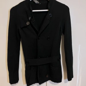 Filippa K cardigan - Säljer min fina Cardigan från Flippa K helt oanvänd bara testad med lapp kvar! Fick den i present men den var för liten. Säljer den för 200 orginal pris 1500